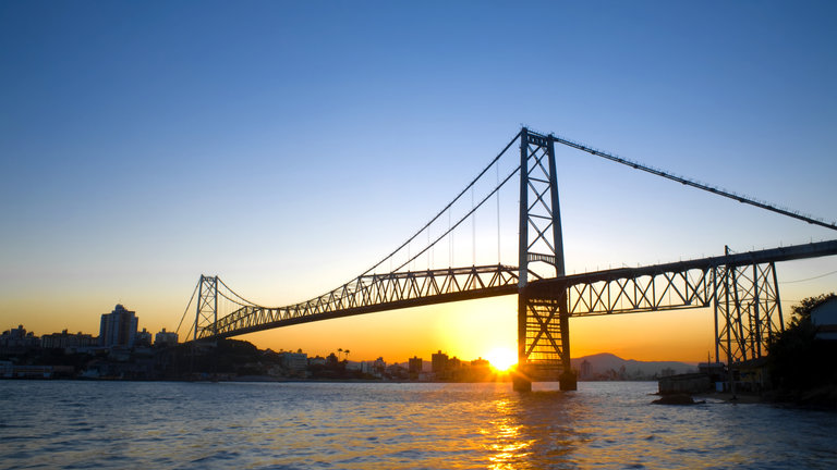 Imagem da ponte Hercílio Luz em Florianópolis, cidade que recebeu o Sifr 2022