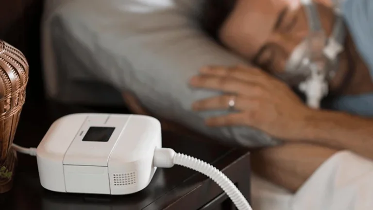 Homem dormindo com máscara CPAP