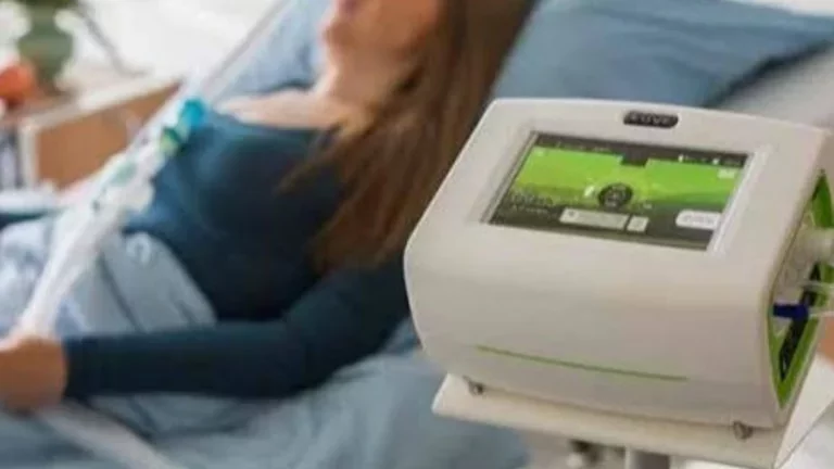 Mulher utilizando aparelho de ventilção mecânica E0-150