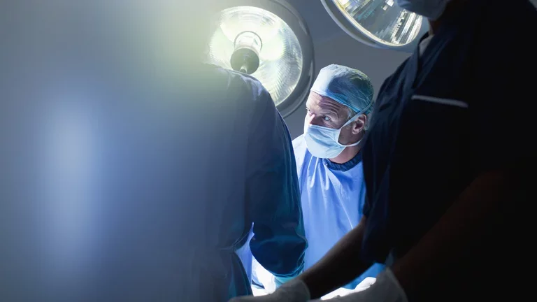 Médico realizando cirurgia para Apneia do Sono