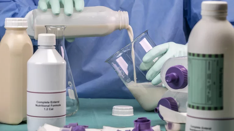 Enfermeiro administrando equipamento para Nutrição Enteral