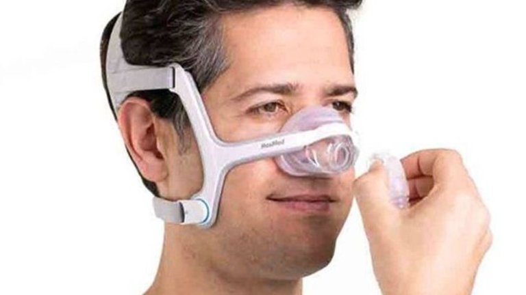 Homem utilizando máscara CPAP