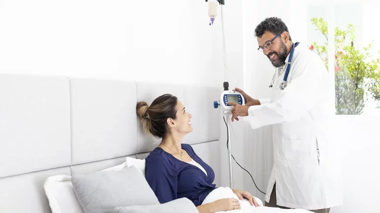 Médico auxiliando com a bomba para Nutrição Enteral