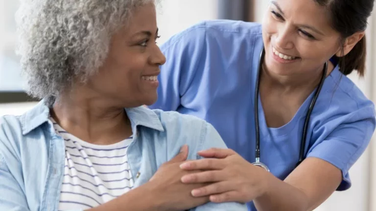 Médica monitorando o tratamento da Apneia do Sono
