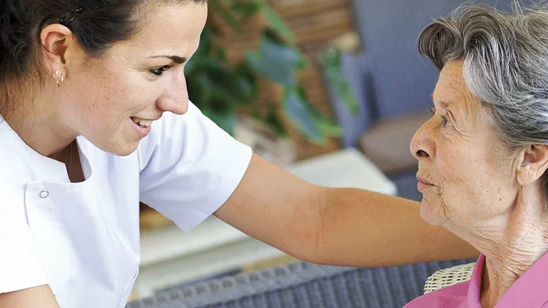 Médica orientando sobre o uso de oxigenoterapia em casa