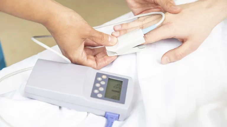 Oxímetro mostrando a oxigenação no sangue