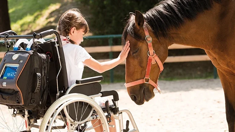 Menina fazendo uso de ventilação mecânica não-invasiva