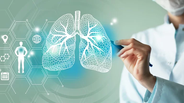 Médica visualizando uma ilustração de um pulmão