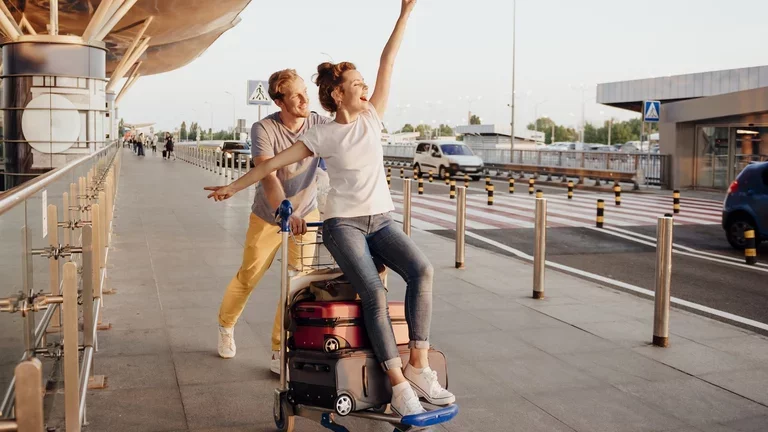 Casal se divertindo no aeroporto