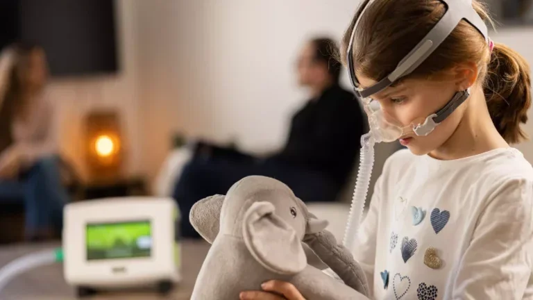 Criança com máscara pediátrica para ventilação mecânica