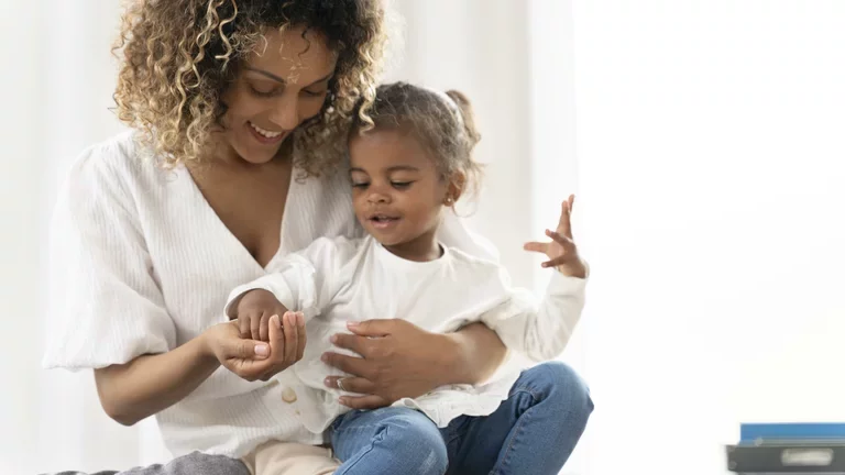 Mãe com a filha no colo