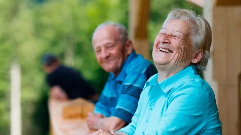 Homens idosos sorrindo no parque