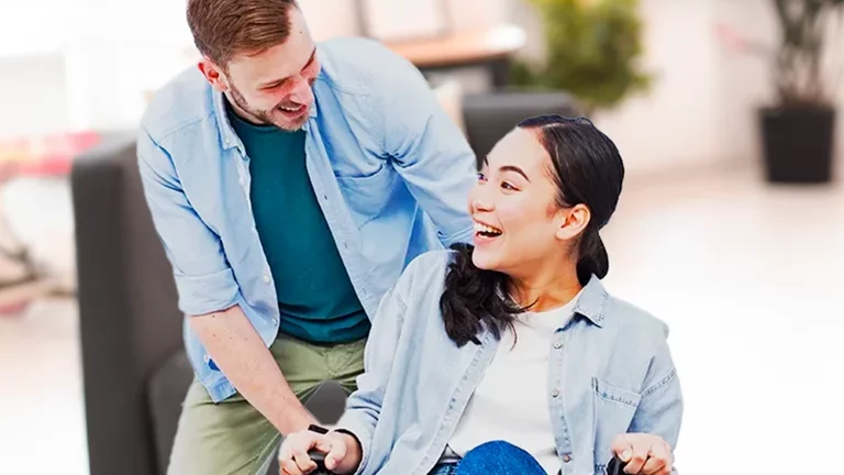 Homem levando sua esposa na cadeira de rotina para check up anual com o médico