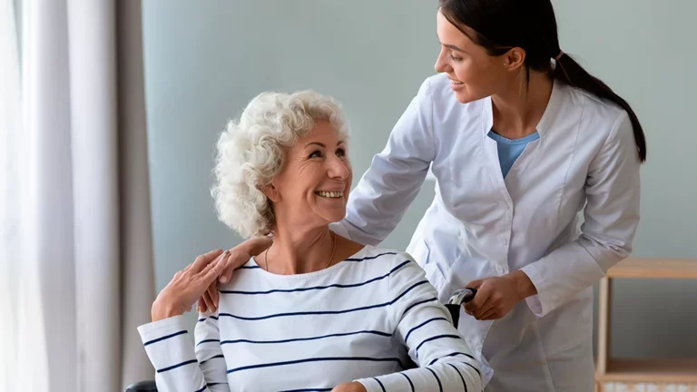 Cuidadora prestando assistência a sua paciente em cuidados domiciliares