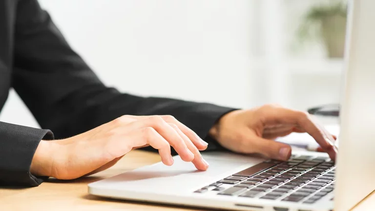 Imagem de uma pessoa acessando o computador 