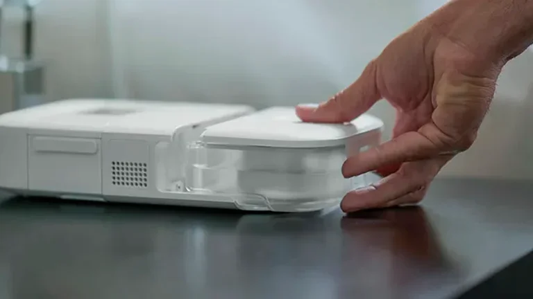 Umidificador de CPAP em cima da cabeceira 
