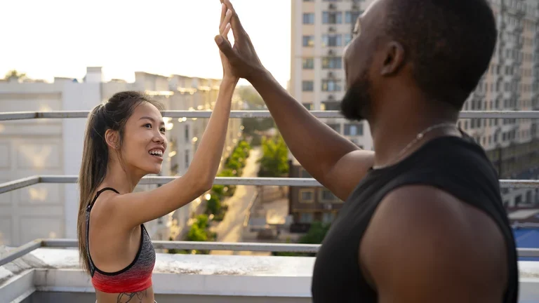 Atletas ao amanhecer iniciando o treino juntos