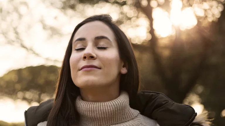 Mulher respirando em ar ambiente no parque