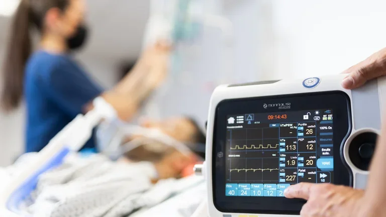 Monnal T60 Advanced_profissional da saúde instalando o equipamento