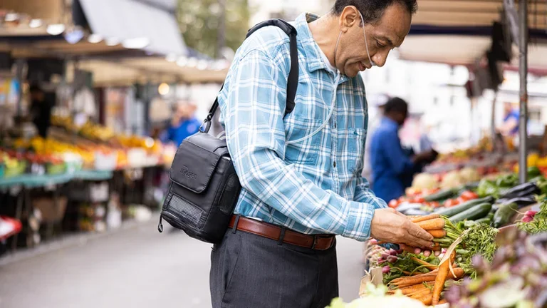 Oxygen therapy in ederly patients - male doing groceries 8