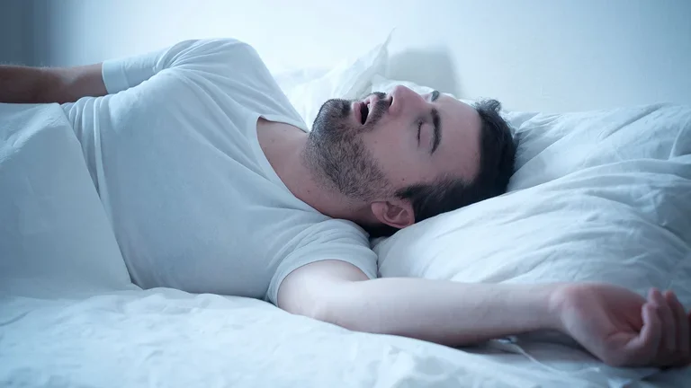 Homem dormindo e roncando