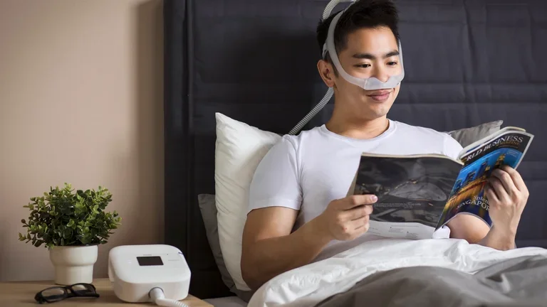 Homem em uso de CPAP pronto para dormir