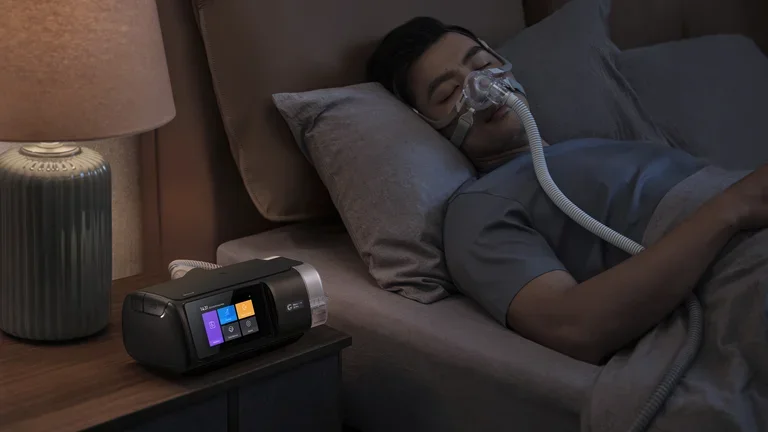 Homem dormindo com o seu CPAP na cama confortavelmente