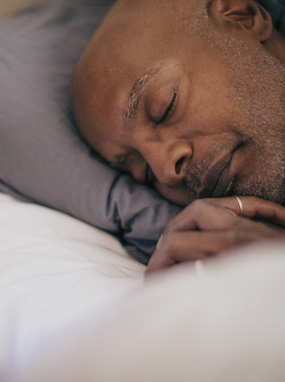 Higiene do sono: Homem dormindo melhor