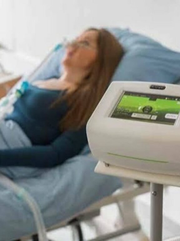 Mulher utilizando aparelho de ventilção mecânica E0-150