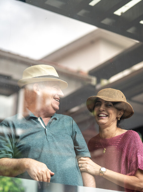 Casal vivendo bem com a terapia com pressão positiva