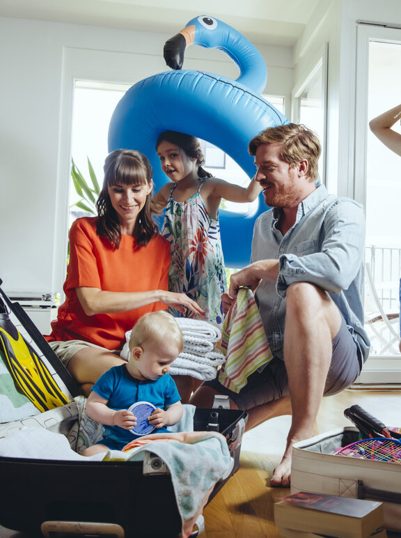 Viajar com CPAP: Família organizando as malas