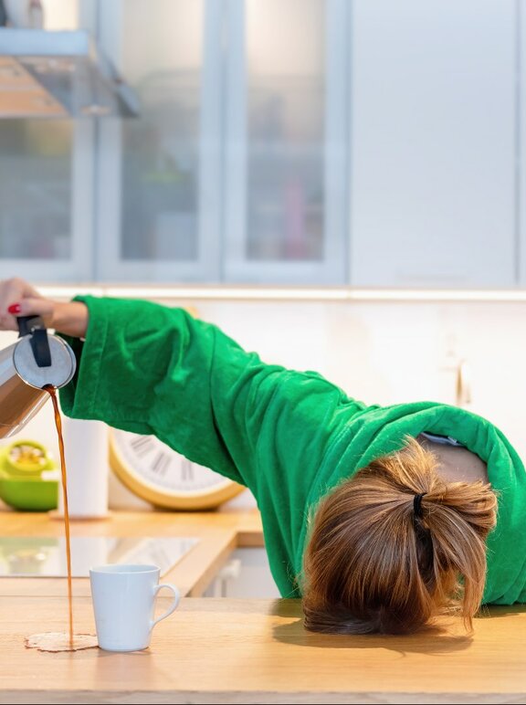 Mulher com maus hábitos de sono exagerando no café