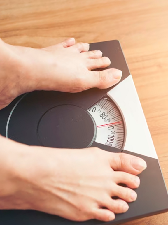 Pessoa se pesando em casa 
