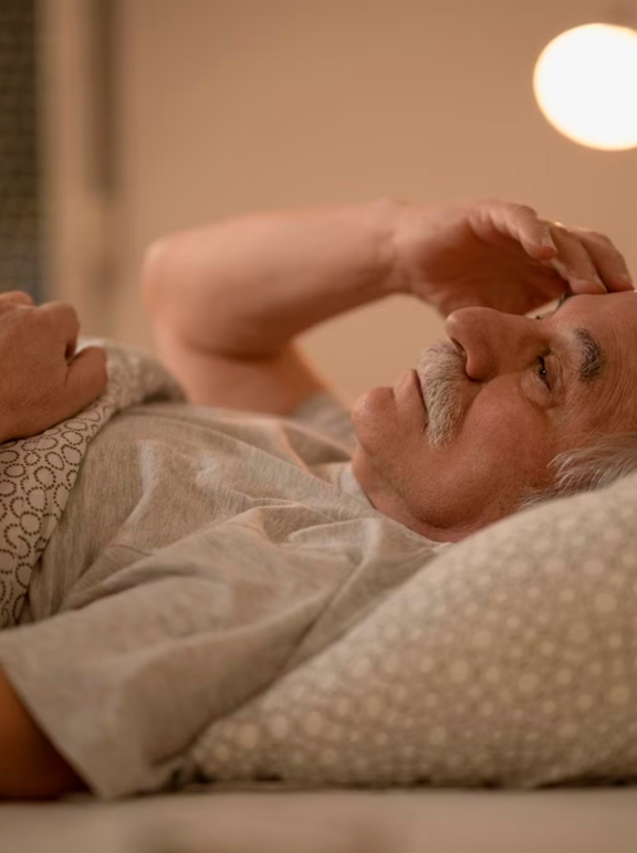 Homem idoso com dor de cabeça