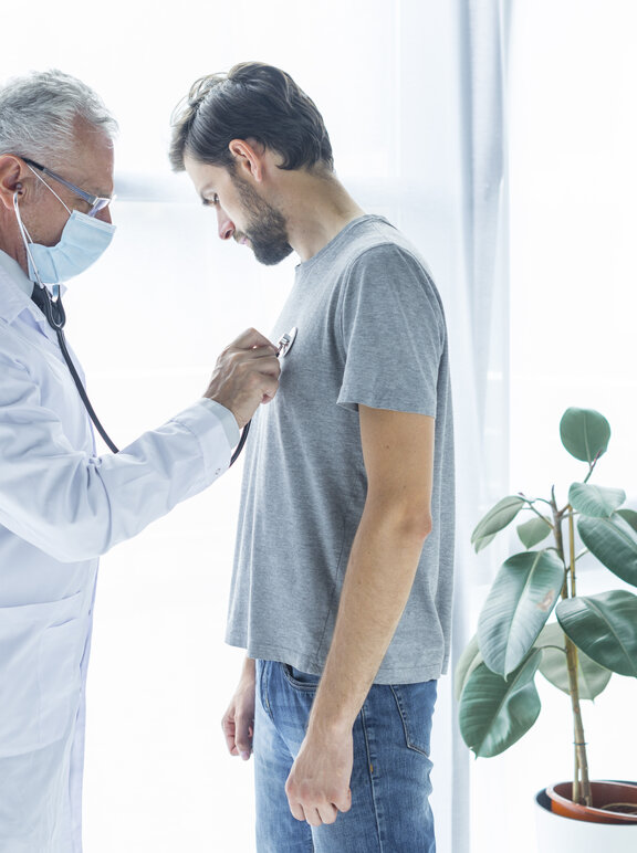 Médico examinando o pulmão do paciente com DPOC