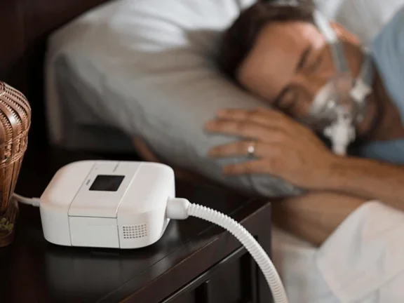 Homem dormindo com máscara CPAP