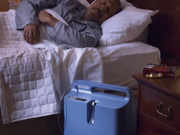 Homem dormindo utilizando concentrador de oxigênio estacionário