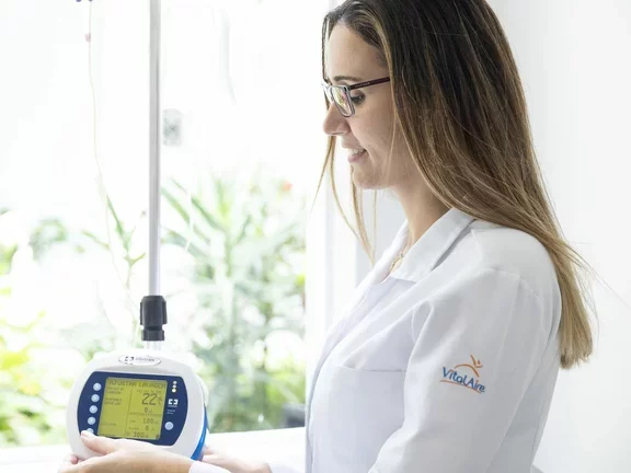 Médica configurando bomba para nutrição enteral Kangaroo ePump