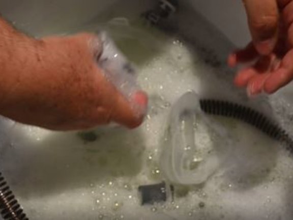 Aprenda como higienizar com água e sabão neutro o seu CPAP