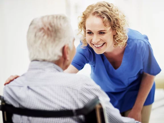 Médica apoiando e cuidando de paciente com DPOC