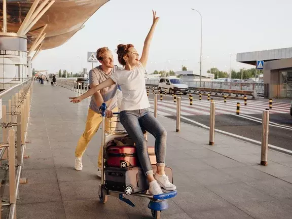 Casal se divertindo no aeroporto