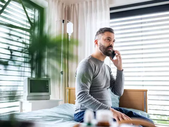 Homem portador de diabetes recebendo terapia nutricional enteral