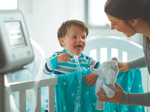 Criança com traqueostomia submetida a ventilação mecânica invasiva