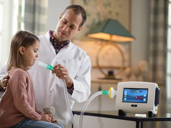 Profissional aplicando terapia com assistente de tosse na criança