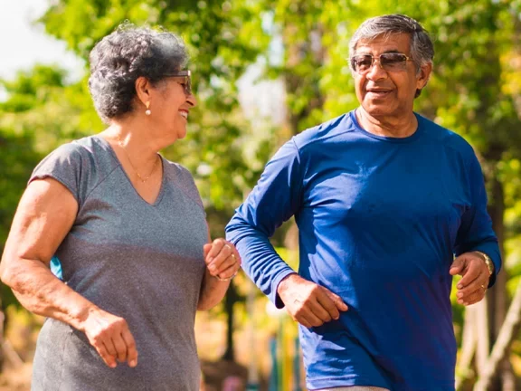 Casal de idosos caminhando no parque juntos