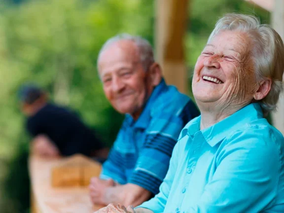 Homens idosos sorrindo no parque