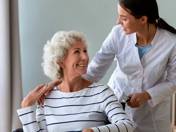 Cuidadora prestando assistência a sua paciente em cuidados domiciliares