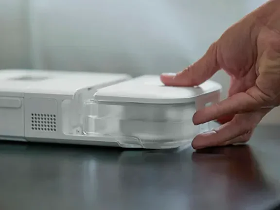 Umidificador de CPAP em cima da cabeceira 