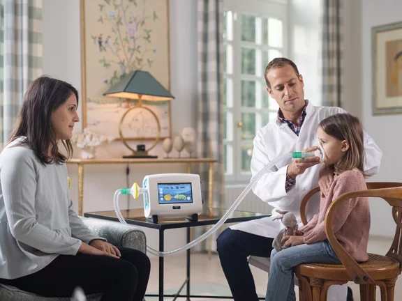 Assistente de Tosse EO-70 da ALMS aplicado com máscara oronasal