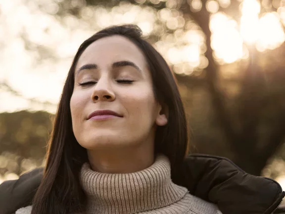 Mulher respirando em ar ambiente no parque